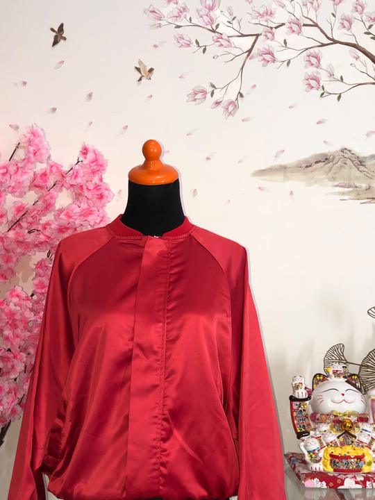 Bomber satin merah — baju thrift preloved